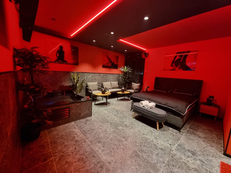 RED ROOM 1