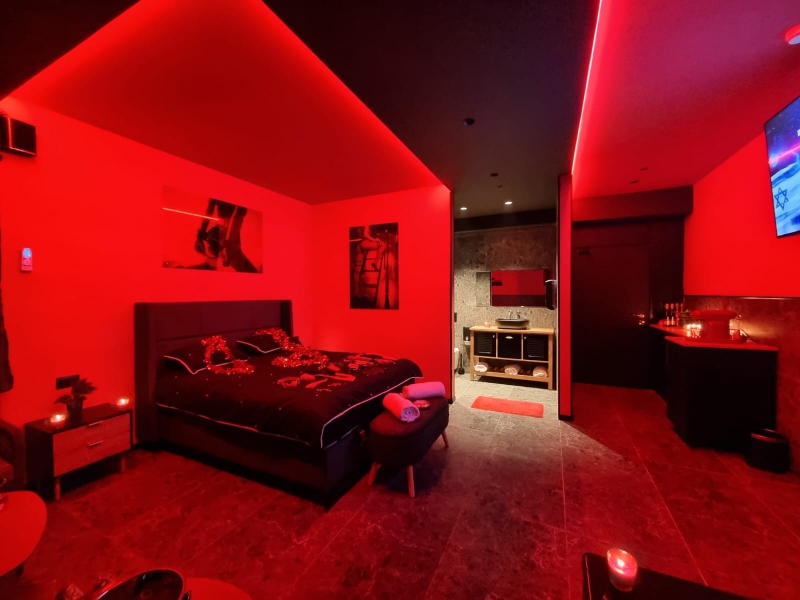 RED ROOM 4