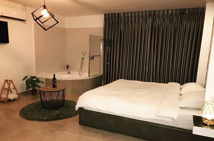 אמורה room 5