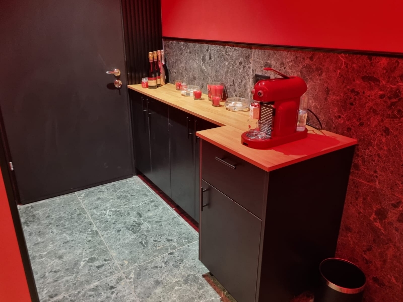 RED ROOM 10