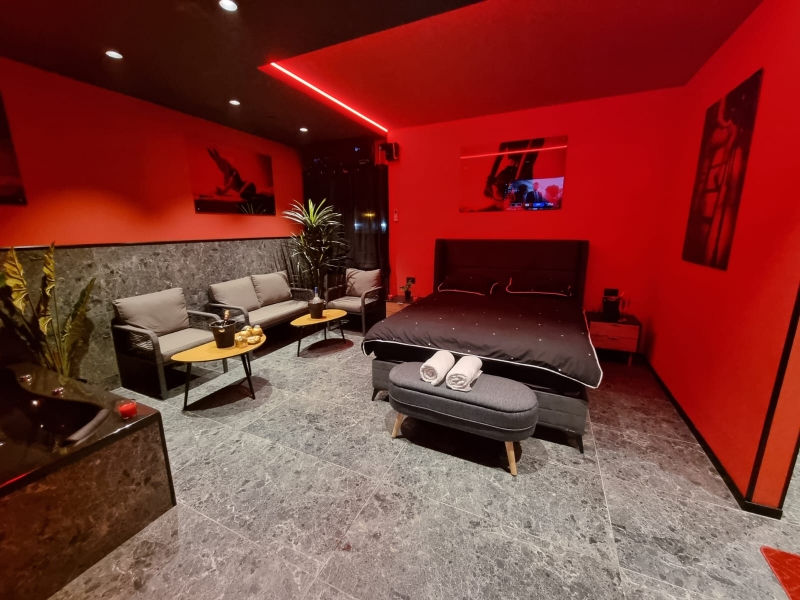 RED ROOM 7