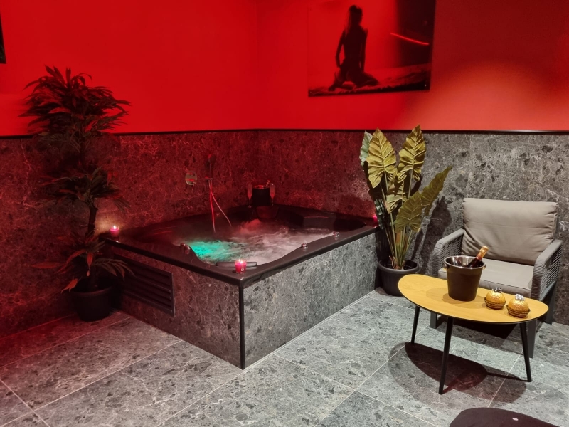 RED ROOM 11