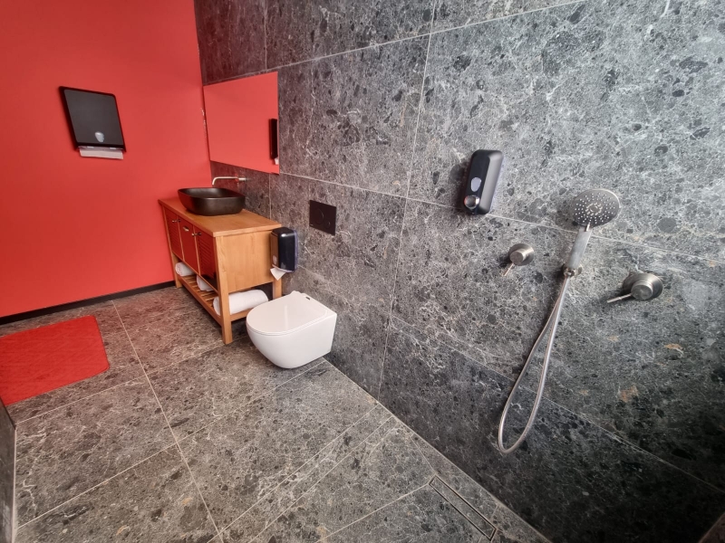 RED ROOM 18