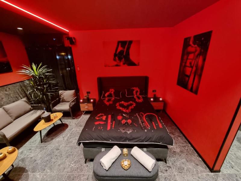 RED ROOM 12